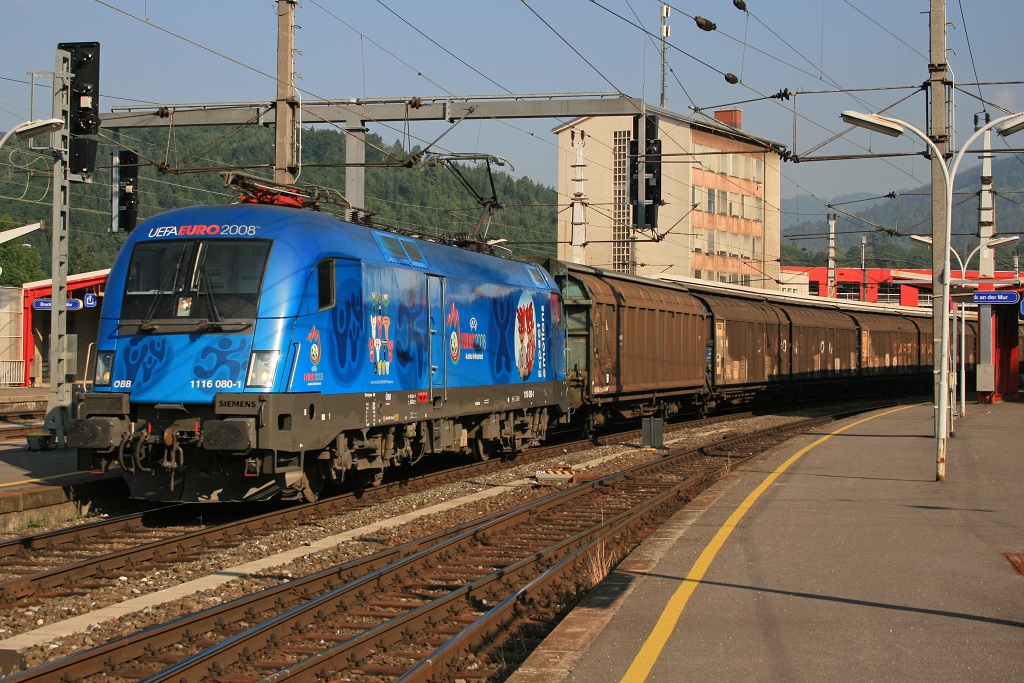 1116 080 (UEFA EURO 2008) zog am 2.07.2008 den Gterzug 46749 durch den Bahnhof von Bruck/Mur.