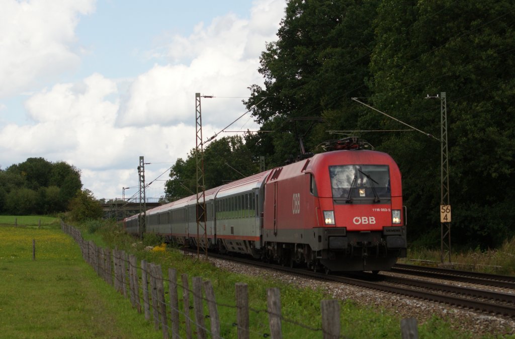 1116 083-5 + 1116 131-2 (Zugschluss) mit einem EuroCity in Grokarolinfeld am 13.08.2011