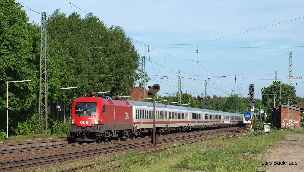 1116 083-5 hat am 5.06.10 die Ehre den IC 2082  Knigssee  von Berchtesgarden Hbf nach Hamburg-Altona zu bringen und Durchfhrt hier gerade mit 200 Km/h durch Radbruch.