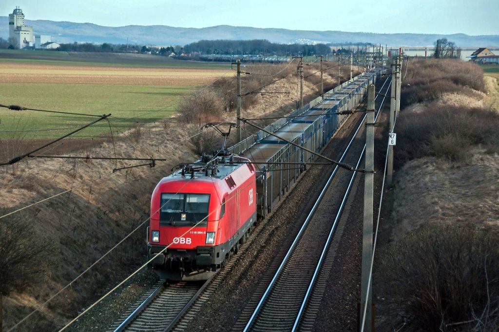 1116 084 ist am 15.03.2011 mit diesem leeren Gefco Autoganzzug Richtung Wien Zentralverschiebebahnhof unterwegs. Die Aufnahme entstand in der Nhe von Gramatneusiedl.