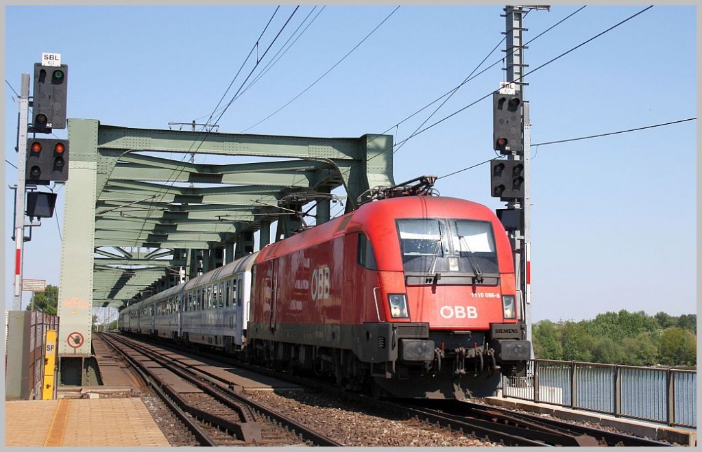 1116 086-8 fhrt mit EC 103 von Warschau nach Villach, aufgenommen am 07.05.11 kurz vor der Durchfahrt in Wien Praterkai. 