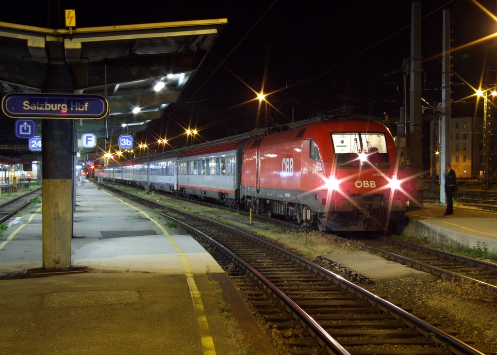 1116 087 am EN 490  Hans Albers  Wien–Hamburg mit Kurswagen-EN 420 nach Kln auf Bahnsteig 4 in Salzburg Hbf - umgeleitet wegen Sperre der (.) Passauerbahn nach Gterzugentgleisung am 24.05.11. [25.05.11, 23:19]