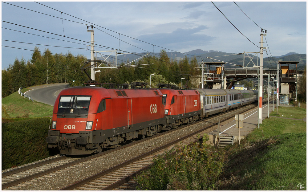 1116 090 & 069 ziehen den EC 103  Polonia  von  Warschau nach Villach.
Ehem. Haltestelle Spielberg 11.10.2011