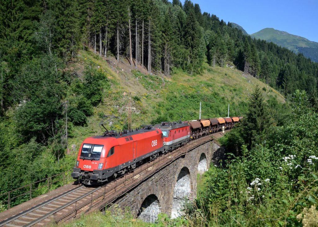 1116 091 + 1144 023 mit einem Gterzug am 03.08.2013 am Schlossbach-Viadukt bei Bad Hofgastein.