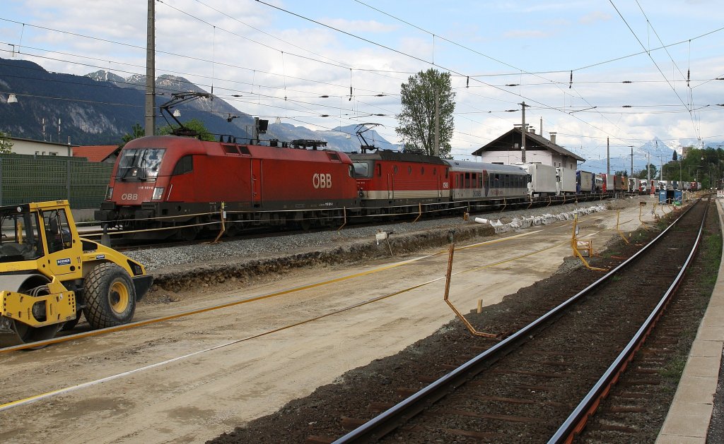 1116 091-0 und 1144 252-2 mit dem ROLA Wrgl-Brenner durchfahren am 3.5.2012 den Bahnhof Brixlegg, der  noch bis Mitte 2013 umgebaut wird. Gebaut wird ein neuer Inselbahnsteig und eine neue Unterfhrung.