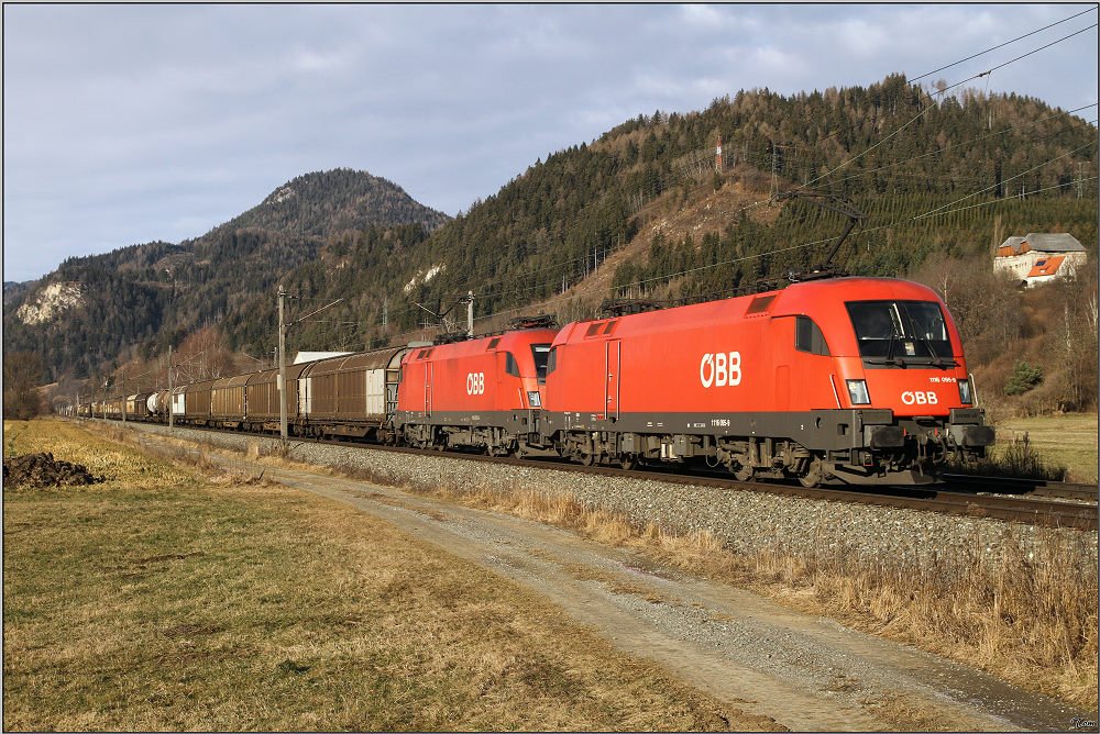 1116 095 und 1116 073 ziehen den Gterzug 54754 von Villach nach Graz.
Thalheim 30.12.2009