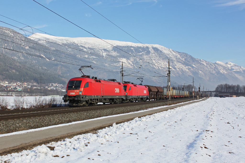 1116 096 und 1016 028 mit einem gemischten G�terzug am 29.01.2011 bei Schwaz im Inntal.