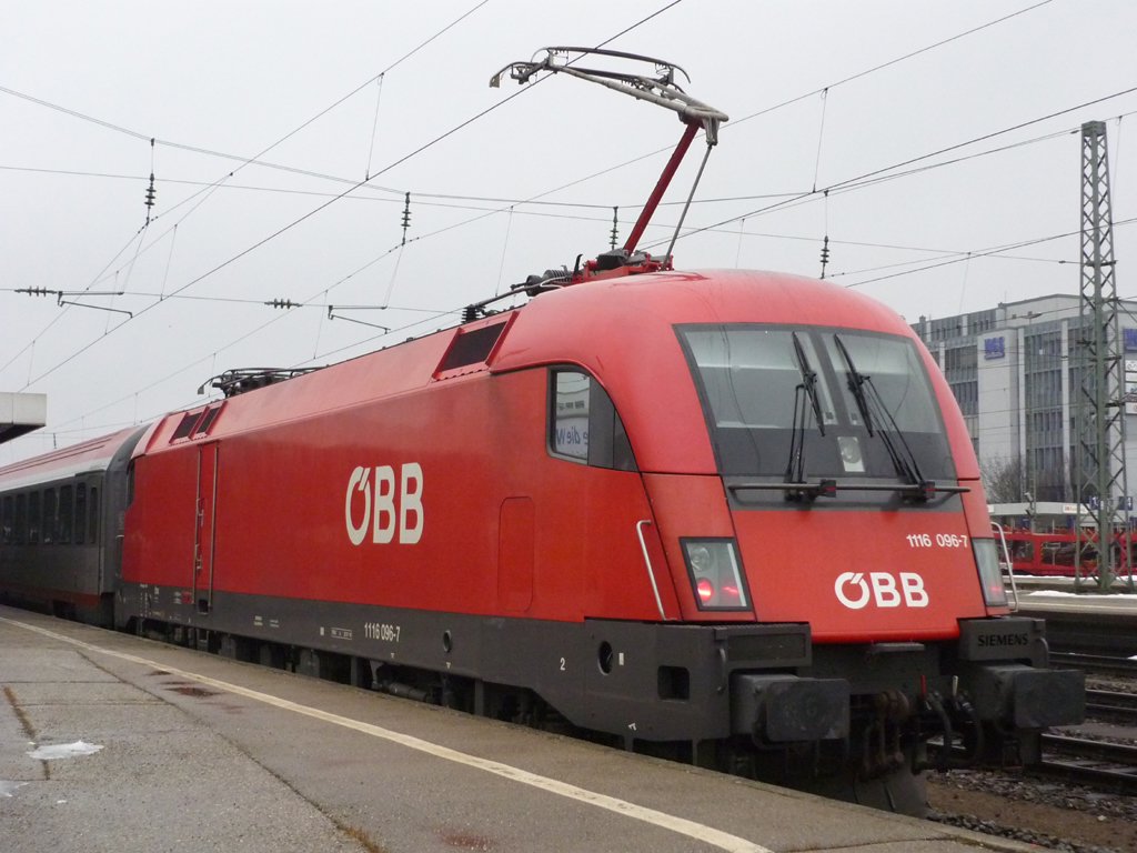 1116 096-7 als Schublok des EC 113 bis Villach Hbf, in Mnchen Ost, am 06.02.2010