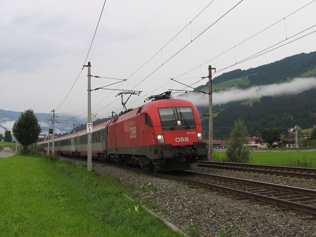 1116 097-5 mit IC515 Innsbruck Hauptbahnhof-Graz Hauptbahnhof bei Brixen im Thale am 12-8-2010.