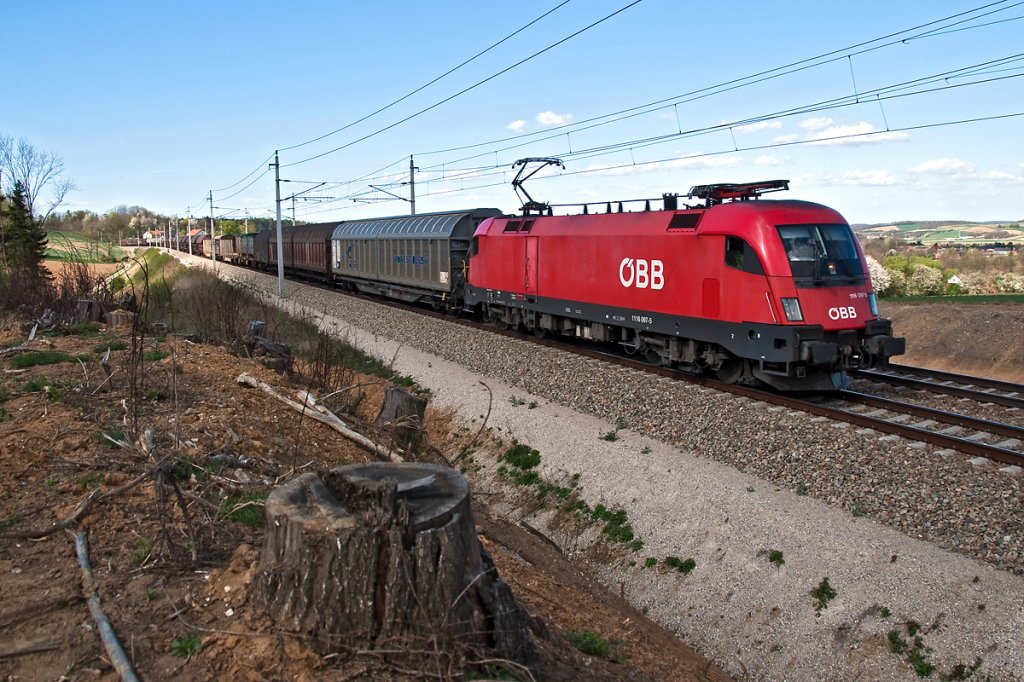 1116 097 bringt einen Gterzug Richtung Wien. Die Aufnahme entstand am 09.04.2011 zwischen Schildberg und Bheimkirchen.