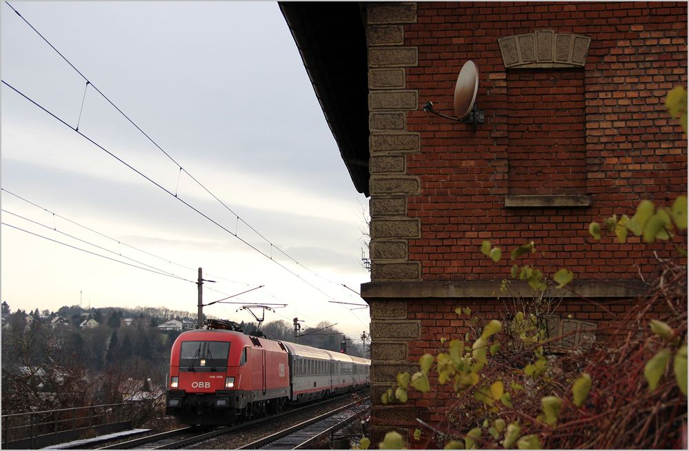 1116 099 mit OBB IC 545 (Salzburg-Wien) am 4. Dezember 2012 bei der Durchfahrt in Neulengbach.