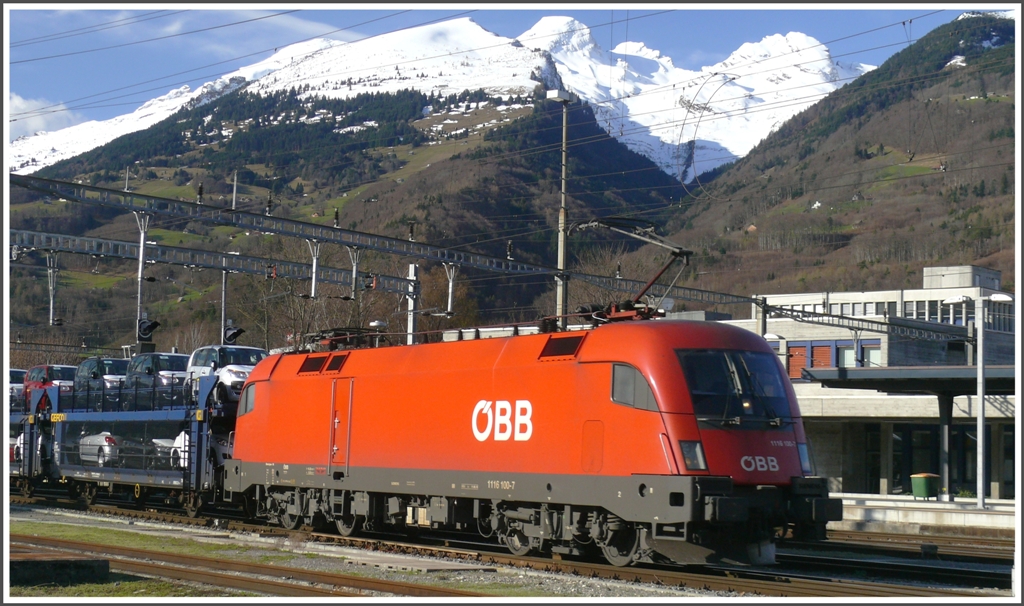 1116 100-7 erreicht mit einem Autozug den Grenzbahnhof Buchs SG. (30.03.2010)