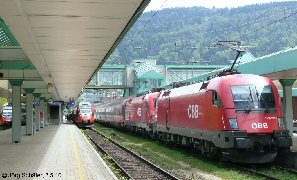 1116 100 steht am 3.5.10 mit einer Schwesterlok in Bregenz vor einem IC am Bahnsteig.