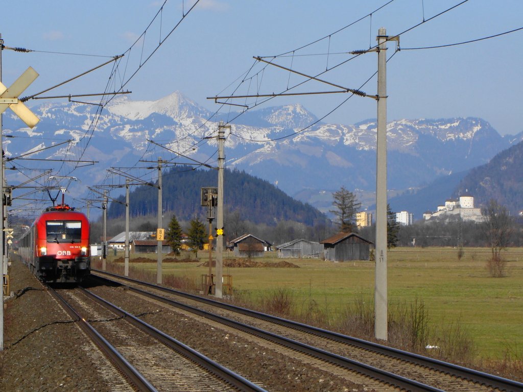 1116 104-9 mit EC bei Langkampfen mit dem Festung Kufstein im Hintergrund.23.03.2010