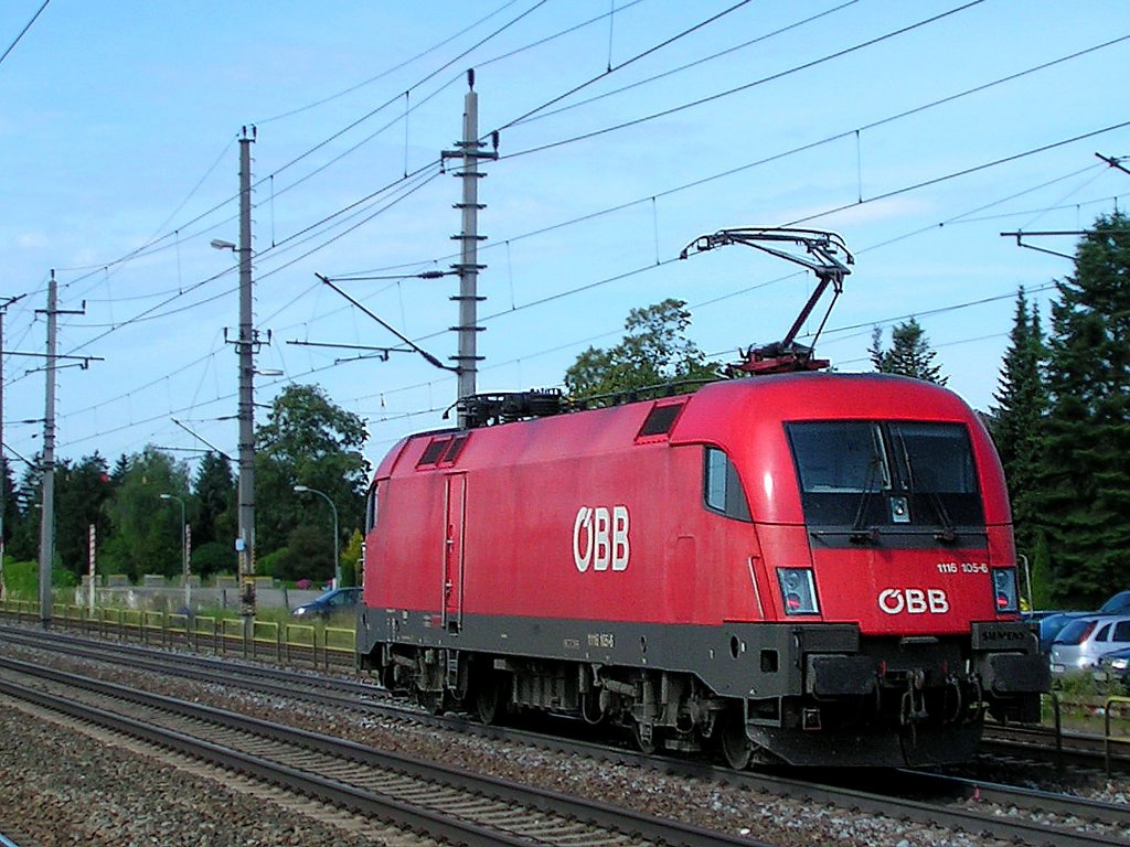 1116 105-6 rast als LZ dem Bahnhof Wels entgegen;100713