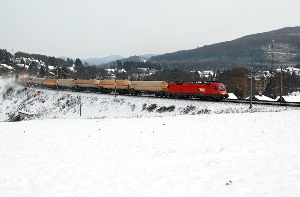 1116 106 bringt um 12:54 einen Kesselwagenganzzug Richtung Westen. Drrwien, am 18.12.2009.