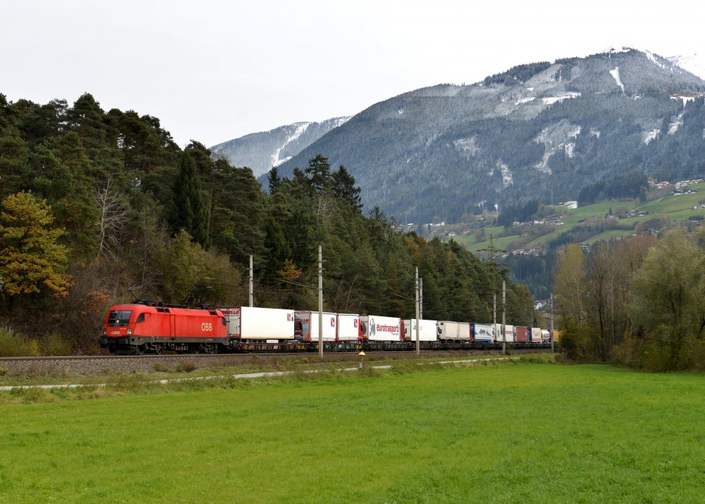 1116 107 mit einer Rola von Wrgl Terminal nach Brennersee am 30.10.2012 bei Terfens.