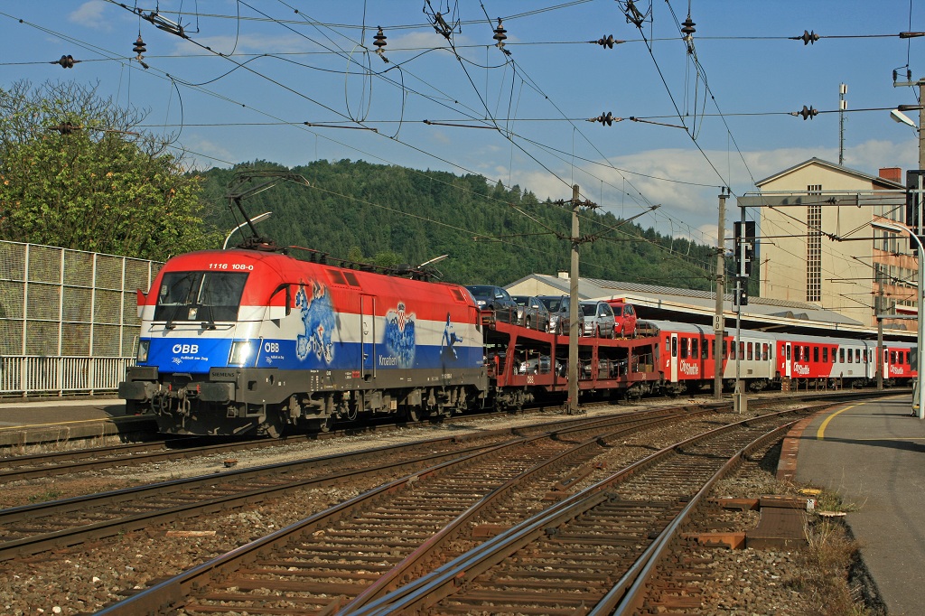1116 108 (Kroatien) steht am 26.07.2008 mit Zug 531 am Bahnsteig 1 in Bruck/Mur.