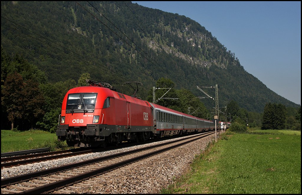 1116 109 ist bei Niederaudorf mit dem OEC 160  MARIA THEREISA , Wien Westbahnhof - Zrich HB, unterwegs. (06.08.2009)