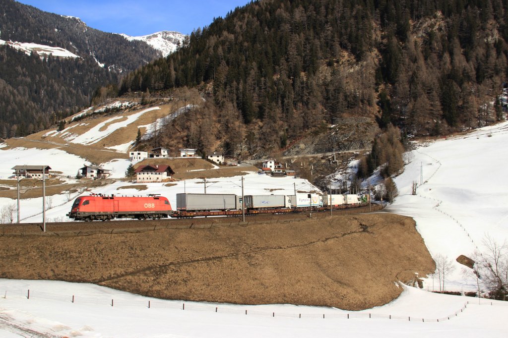 1116 110 zieht eine RoLa zum Brenner, aufgenommen am 10.03.12 bei St.Jodok.