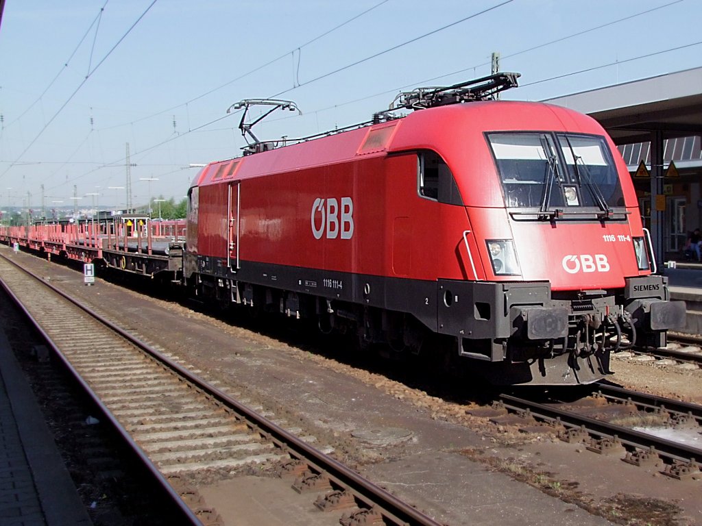 1116 111-4 zieht einen mit Rundstahl beladenen Flachwagenzug durch Passau-Hbf Richtung Linz;100710