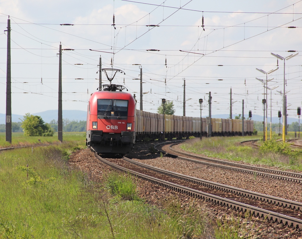 1116 113 mit einem Ganzzug aus Innofreight Containern aus Richtung Wien kommend. Aufgenommen am 14.05.2013 in Gramatneusiedl.