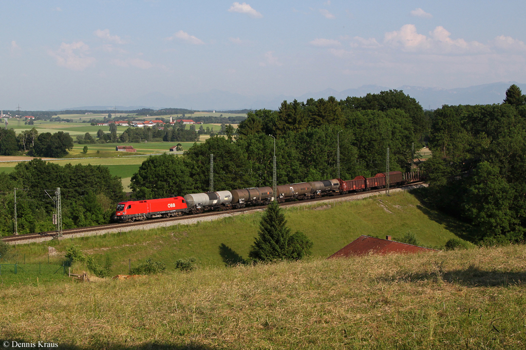 1116 113 mit einem gemischten Gterzug am 19.06.2013 in Aling.
