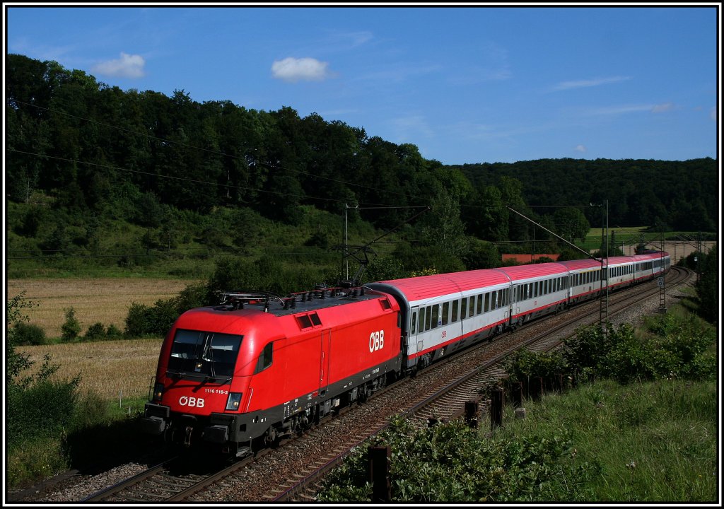 1116 116-3 zieht den EC Siegen - Klagenfurt, an dessen Ende zustzlich 1116 147-8 hngt, ber die Filstalbahn, bei Urspring, 21.08.10