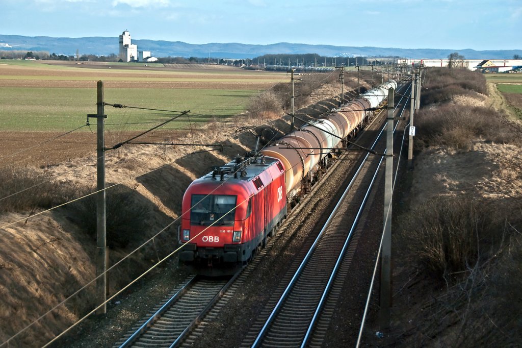 1116 117 befrdert diesen Kesselwagenganzzug Richtung Wien. Gramatneusiedl, am 15.03.2011.