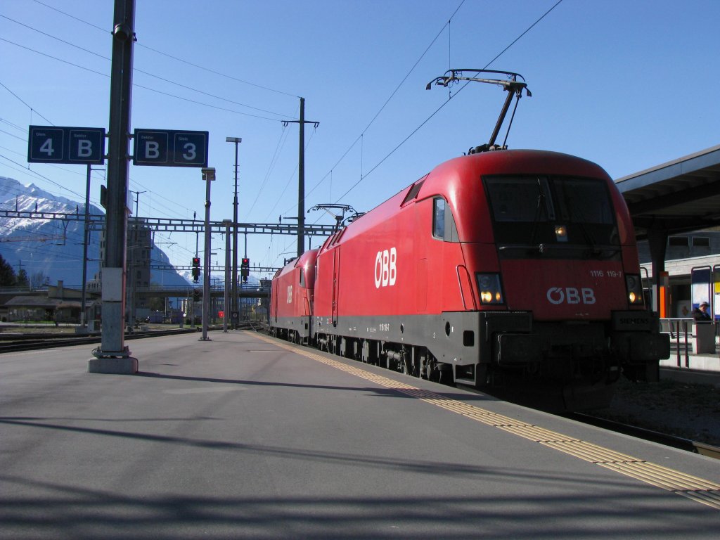 1116 119 und 1116 109 fahren am 7.April 2010 an den EC/OEC 163  Transalpin , den sie danach �ber den Arlberg und weiter Richtung Wien bespannen. 