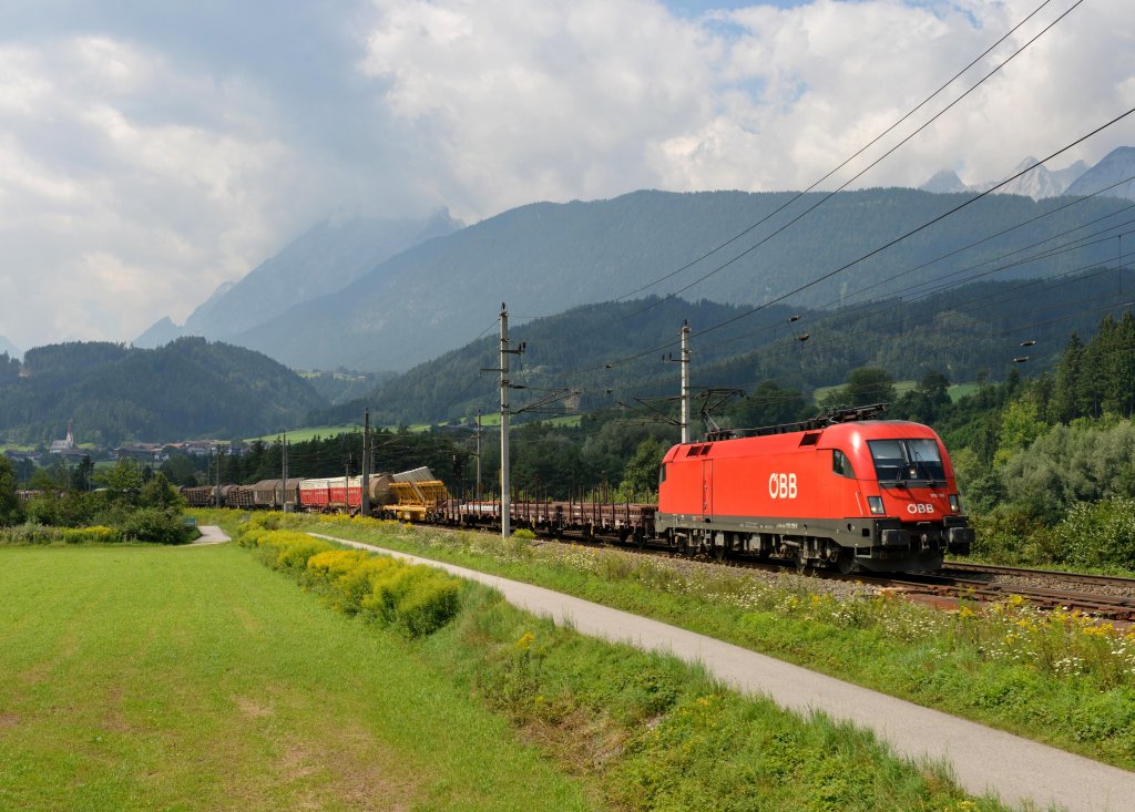 1116 119 mit einem Gterzug am 11.08.2012 unterwegs bei Terfens.