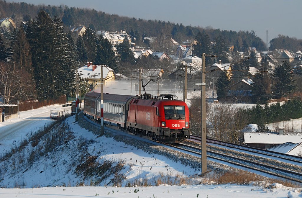 1116 119 mit einem Intercity Richtung Westen. Die Aufnahme entstand kurz vor Drrwien, am 20.12.2009.