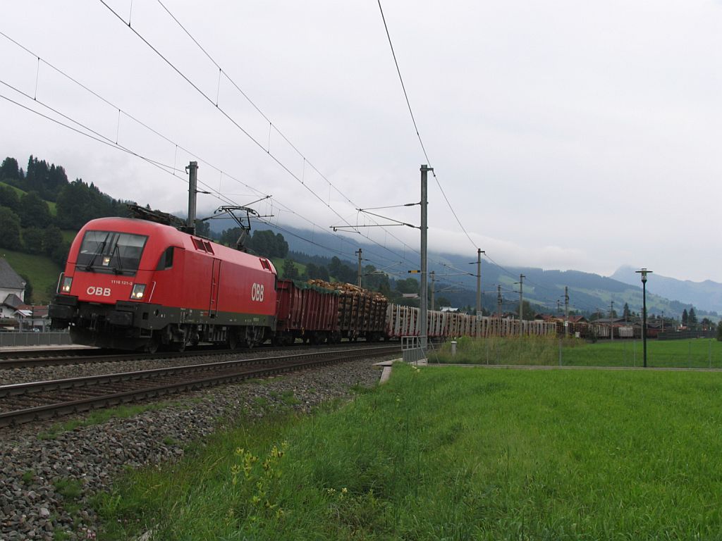 1116 121-3 mit Gterzug 62430 von Kitzbhel bei Brixen im Thale am 18-8-2010.