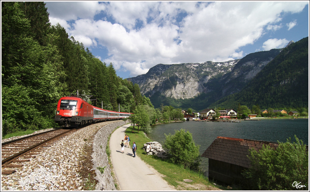 1116 121 fhrt mit 4 Reisezugwagen als REX 3427 von Stainach-Irdning nach Attnang-Puchheim. 
Obertraun am Hallsttter See 26.5.2012
