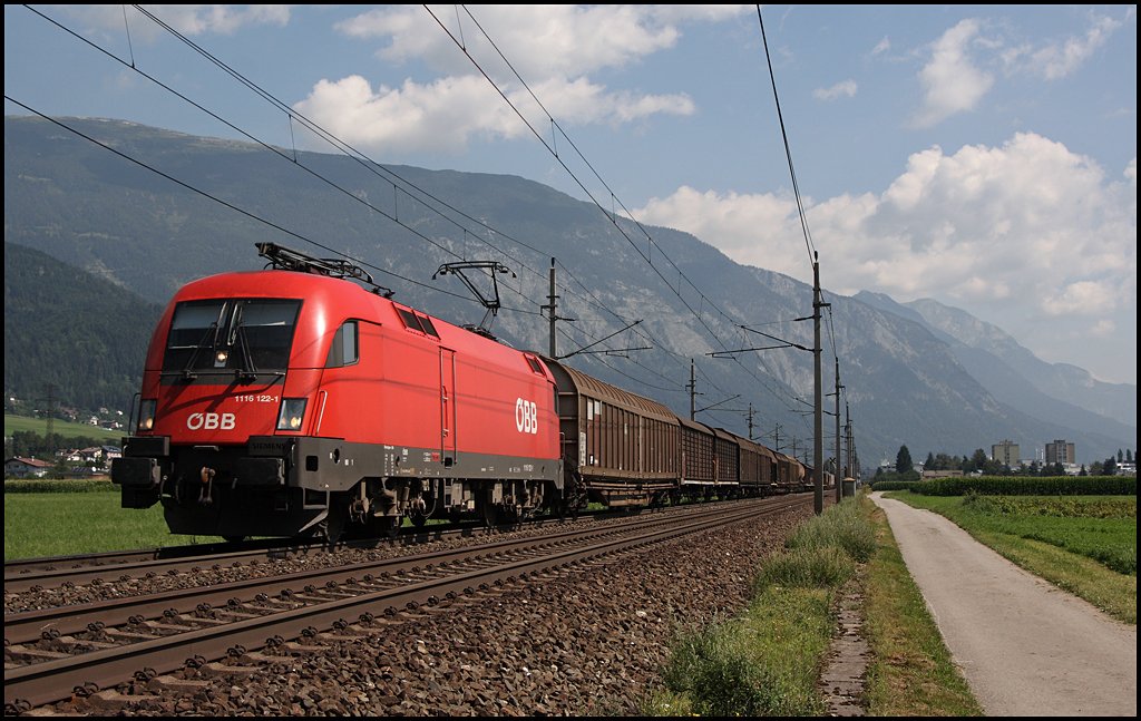 1116 121 hat einen gemischten Gterzug am Haken und wird ihn vermutlich nach Hall i.Tirol bringen. (07.08.2009)