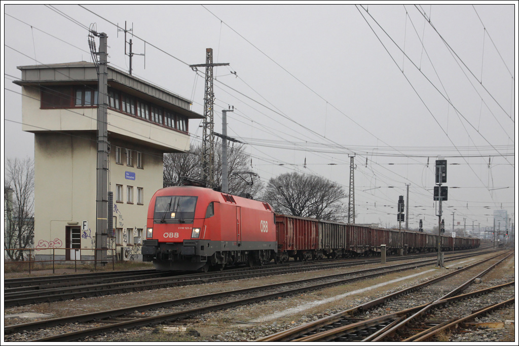 1116 121 war am 2. Jnner 2011 beschftigt, den Rbenzug 59026 von Gtzendorf nach Tulln zu bringen und wurde whrend der Durchfahrt in Wien Erdbergerlnde bildlich festgehalten.