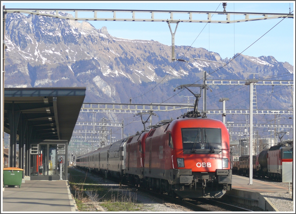 1116 122-1 und eine weitere 1116 bernehmen in Buchs SG den EC163 nach Wien. (30.03.2010)