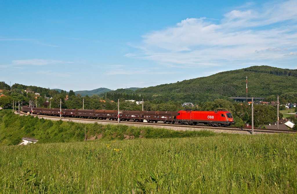 1116 123 bef�rderte diesen G�terganzzug Richtung Westen. D�rrwien, am 04.06.2010.