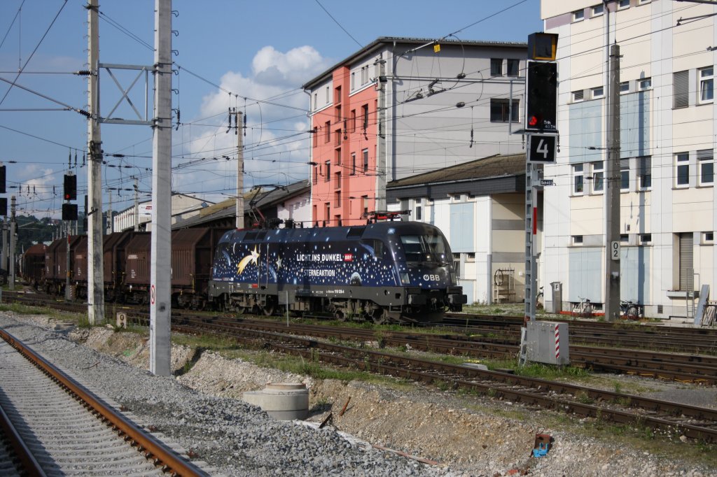 1116 126-4 Licht ins Dunkel hier bei der Einfahrt in den salzburger Hbf am 03.08.2012