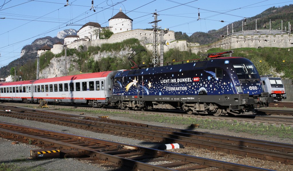 1116 126-4 der BB als Werbelok fr ``Lichts ins Dunkel`` der ORF Sterneaktion ist am 28.4.2012 in Kufstein mit BB EC Richtung Innsbruck unterwegs.