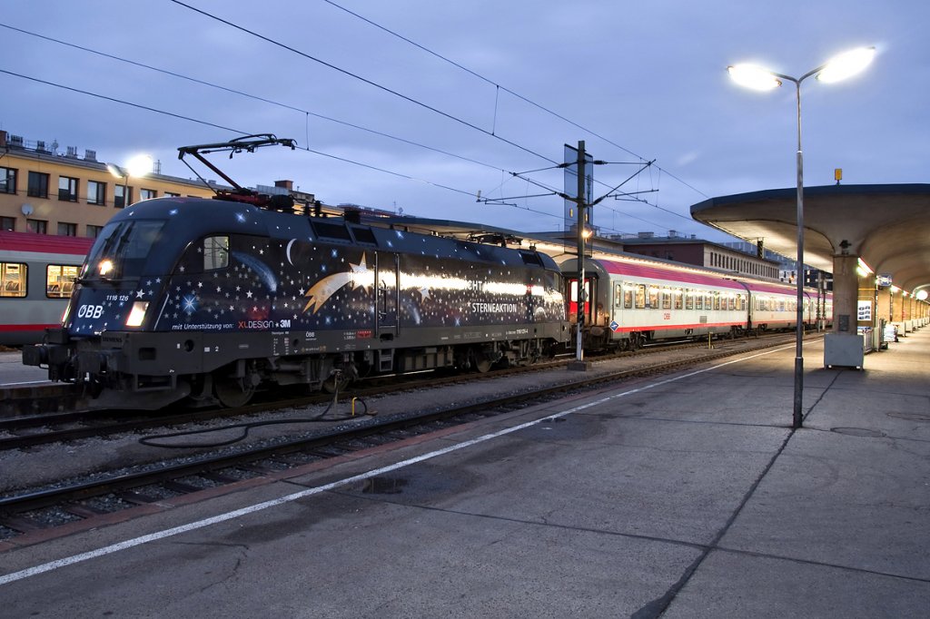1116 126  Licht ins Dunkel Sterneaktion , am 26.12.2011 in Wien Westbahnhof, macht sich bereit, den OIC  646 zu �bernehmen.