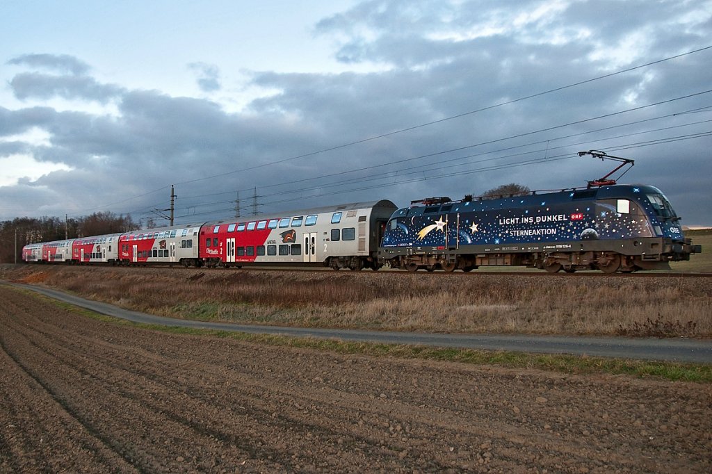1116 126  Licht ins Dunkel Sterneaktion  ist mit R 2242 von Wien Meidling nach Znaim unterwegs. Die Aufnahme entstand am 31.12.2011 zwischen Stockerau und Sierndorf. 90 Sekunden spter kam die Abendsonne wieder zwischen den Wolken hervor ... 

Ich wnsche Euch allen einen guten Rutsch, alles Gute im neuen Jahr 2012, und weiterhin viel Spa an unserem Hobby !