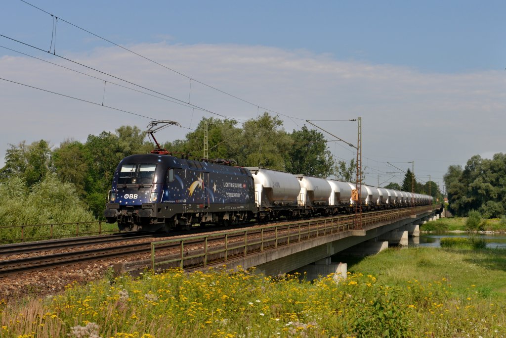 1116 126  Licht ins Dunkel  mit einem Gterzug am 02.08.2012 bei der berquerung der Isar in Plattling.