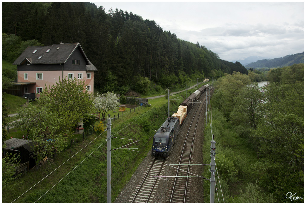 1116 126  Licht ins Dunkel  fhrt mit einem Gterzug von St.Michael nach Villach.  
Thalheim 10.5.2013