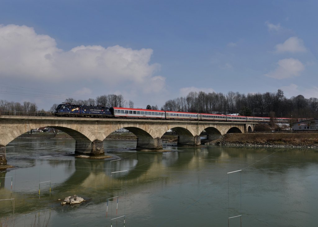 1116 126 mit OIC 860 nach Bregenz am 01.04.2013 bei der berquerung des Inns in Rosenheim.