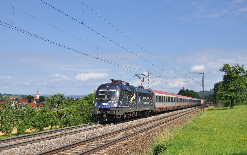 1116 126 trgt im Moment die Werbung  LICHT INS DUNKEL  und ist mit EC 113 auf der Filsbahn nach Klagenfurt unterwegs.Aufgenommen bei Kuchen an der Fils am 23.6.2012