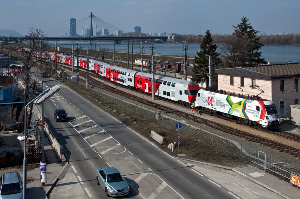 1116 130  frontrunner , am sonnigen Nachmittag in Wien Handelskai, Hhe Wien Praterkai. Die Aufnahme enstand am 04.04.2013.