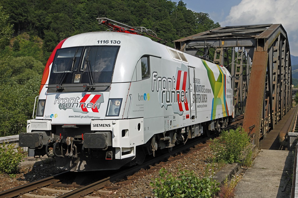 1116 130 (Frontrunner) fhrt am 22.06.2013 als Lokzug ber die Schleifenbrcke von Bruck an der Mur.