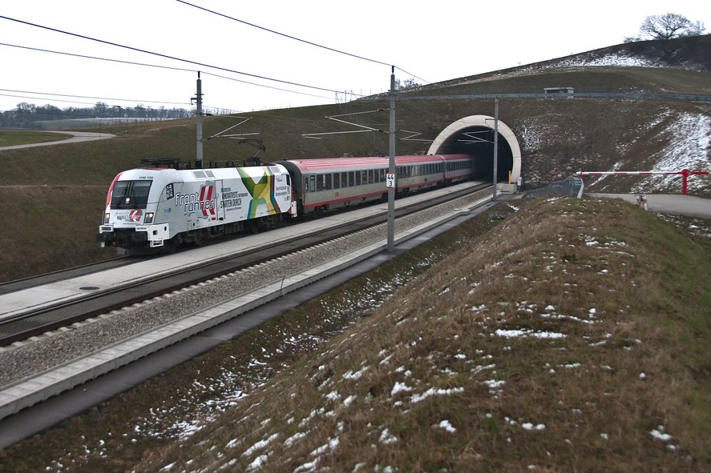 1116 130  frontrunner , hier mit REX 1942 bei der Ausfahrt aus dem Reiserbergtunnel zwischen Tullnerfeld und St. Plten, am 03.04.2013.