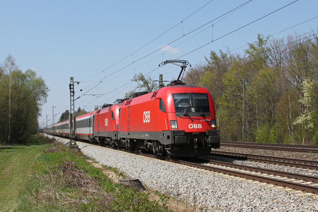 1116 131 mit einer defekten Schwesterlok mit EC 113 am 17.04.2011 in Haar.